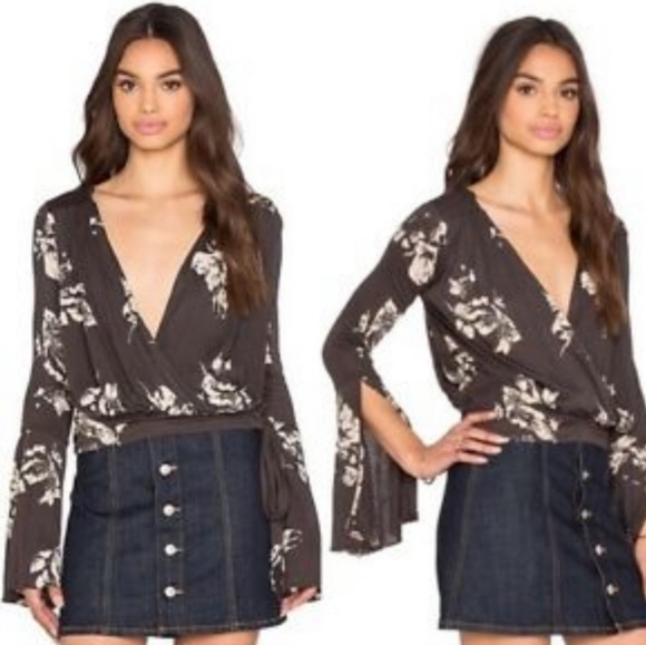 Free People Fiona Bell Sleeve Surplice Tie Waist Floral Top Sz Small - Picture 2 of 11